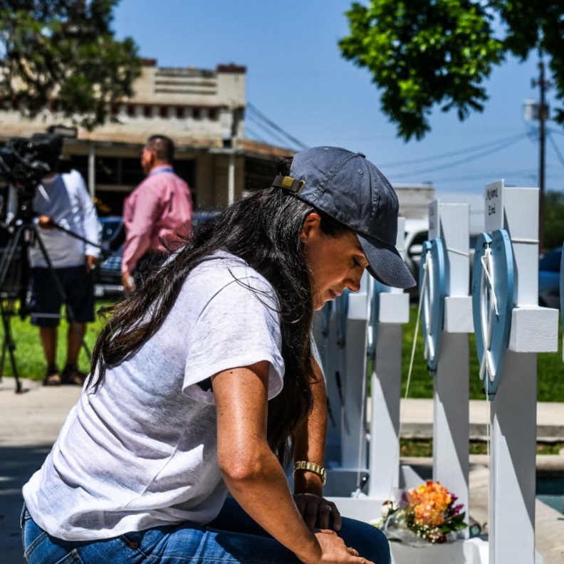 إطلالة ميغان ماركل لفتت الأنظار ببساطتها فاختارت البنطلون الدنيم مع التيشيرت الابيض