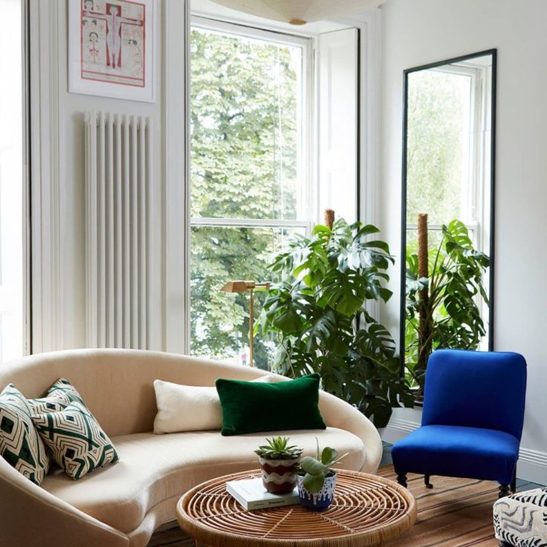 إظهار الأرضية الخشبية والاستغناء عن السجاد لمظهر غرفة معيشة مريح 