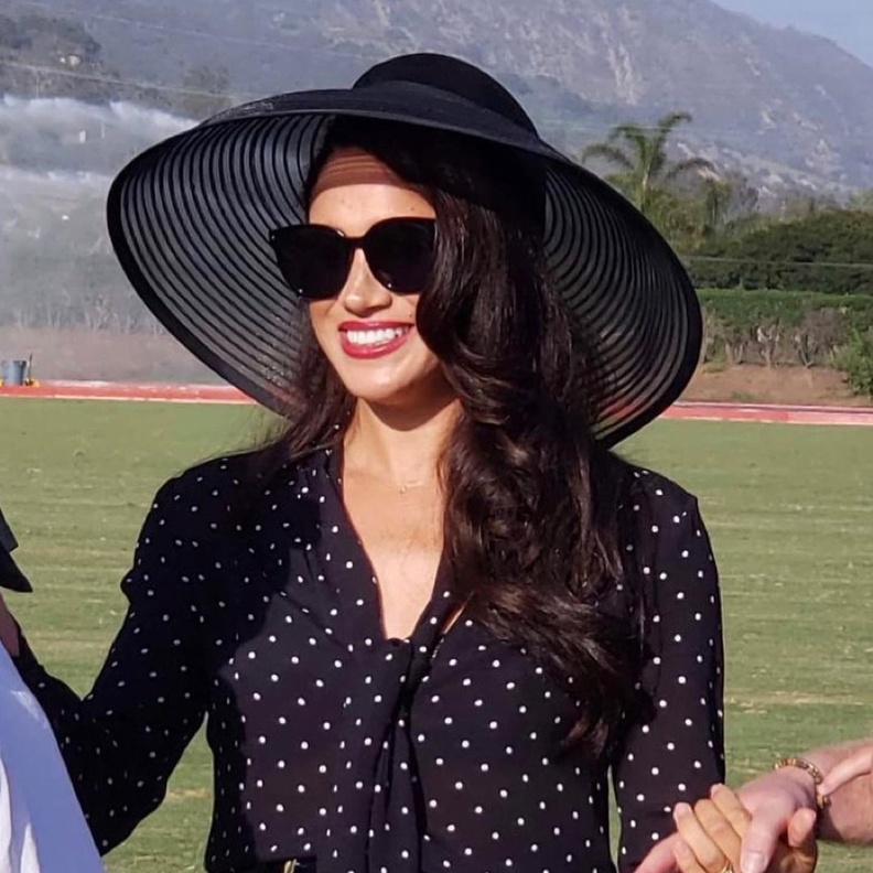 اطلالات ميغان ماركل باكسسوارات القبعة السوداء