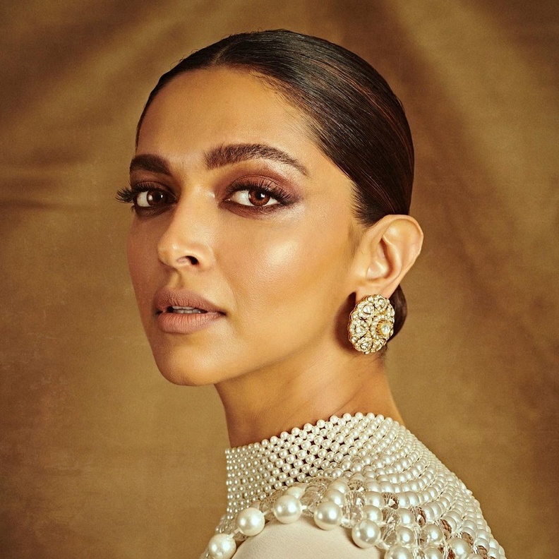 اطلالة Deepika Padukone بمكياج بني سموكي وقوي