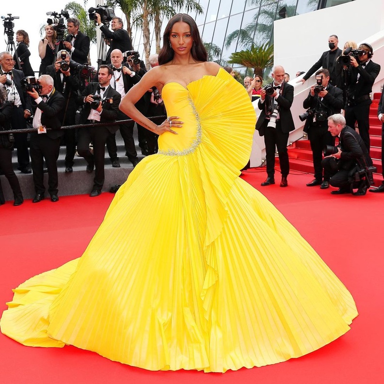 إطلالات النجمات العالميات بتصاميم عربية تخطف الأنظار من مهرجان كان 2022