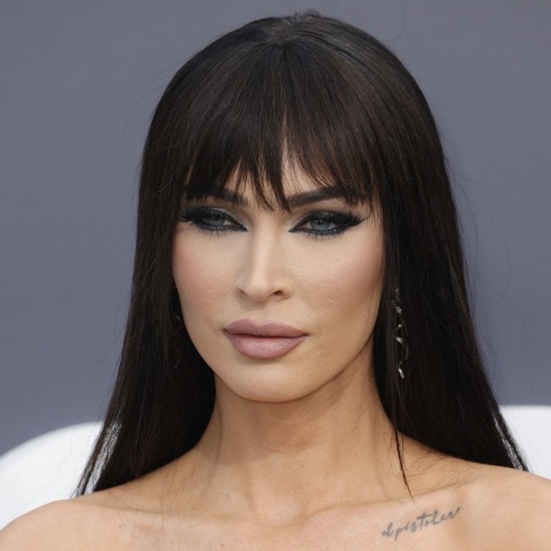 اطلالة Megan Fox بمكياج سموكي قوي ومات