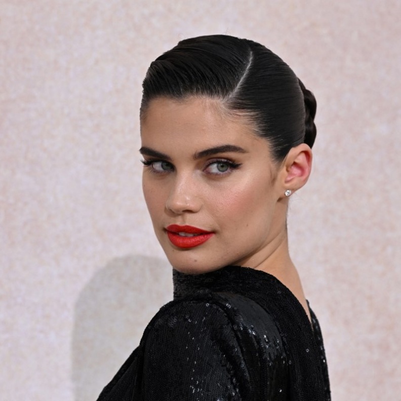 اطلالة Sara Sampaio برسمات الايلاينر الرفيعة