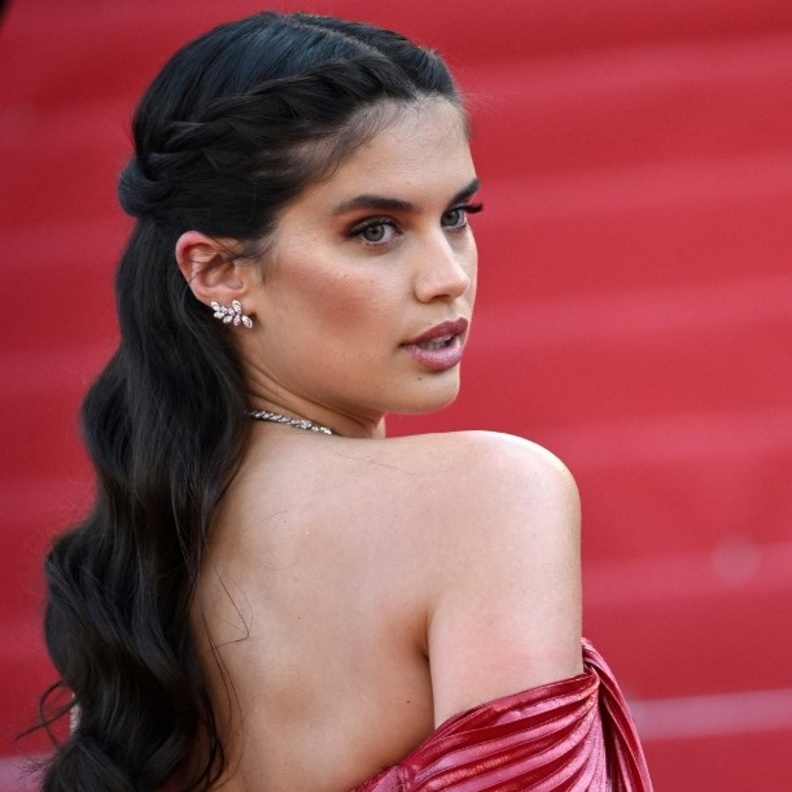اطلالة Sara Sampaio بمكياج برونزي مع تسريحات شعر الضفائر الجانبية
