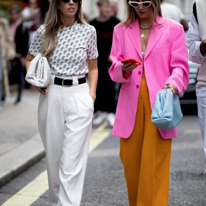 البليزر الزهري مع البنطلون باللون الأصفر الكناري لإطلالة في غاية العصرية