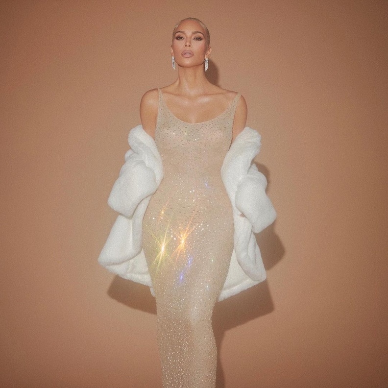 التصميم مزين بأكثر من 6000 حبة كريستال وتمت خياطته يدويًا