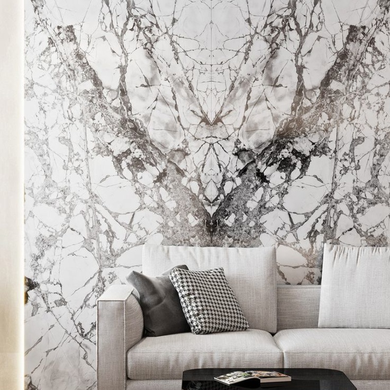 الجدار الرخامي يضيف الحيوية على ديكور غرفة المعيشة