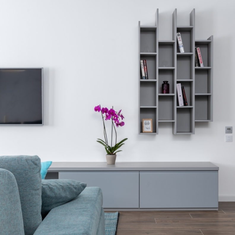 الرمادي مع الأبيض تعكس الأناقة في الديكور الداخلي