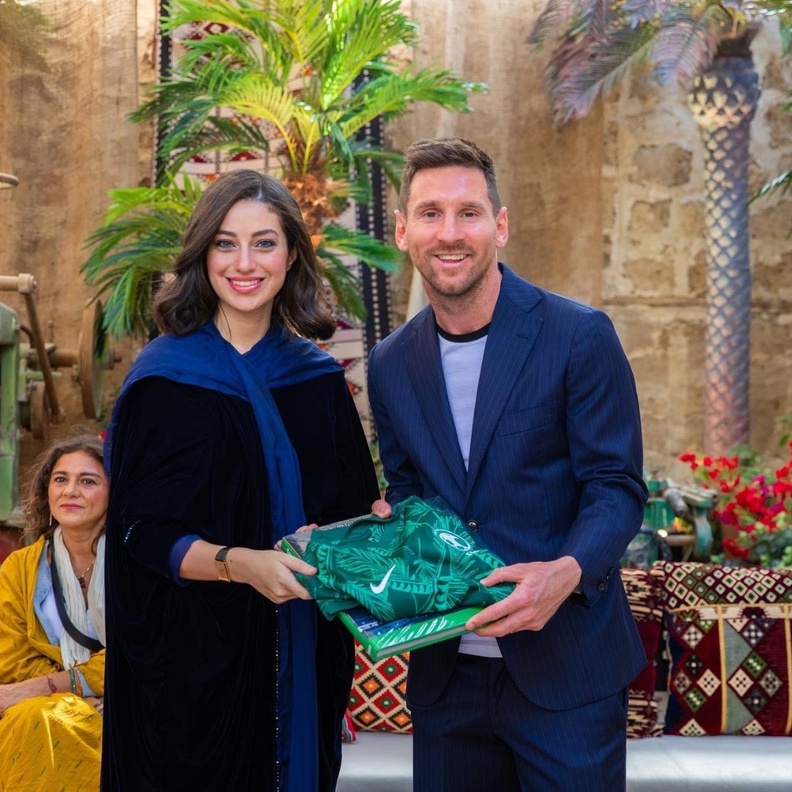 اللاعبة "فرح جفري" تلتقي باللاعب "ميسي" وترحب به كسفير للسياحة في السعودية