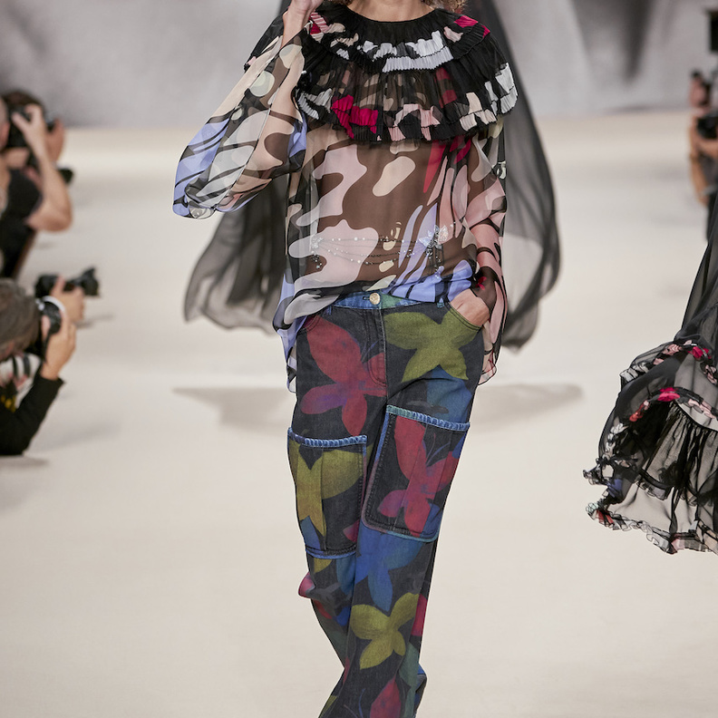 موديلات بناطيل معرقة لاطلالات عصرية في صيف 2022