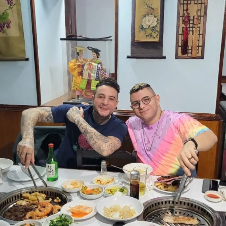  أحمد الفيشاوي بظهور جديد مع شقيقه 