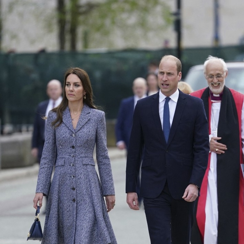 تألقت كيت بالمعطف باللونين الأبيض والكحلي من مجموعة Michael Kors