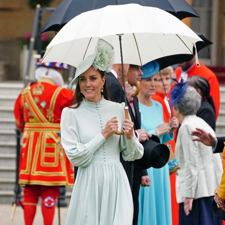 تألقت كيت ميدلتون بإطلالة مونوكروم وتميّز الفستان بالياقة العالية مع الكشكش والأكمام الواسعة