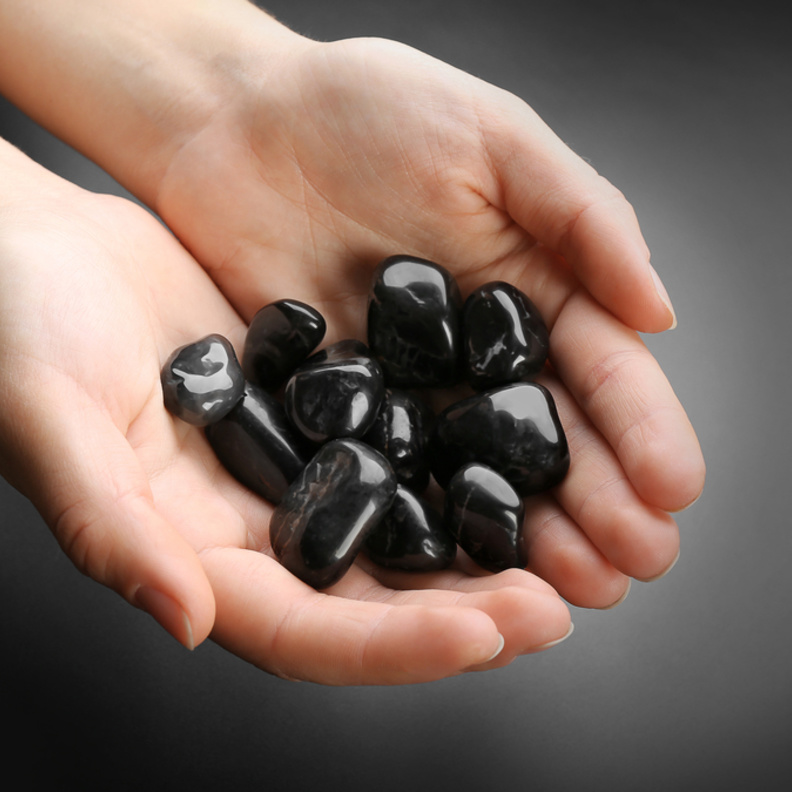 تبلغ درجة صلادة العقيق الأسود 7 على مقياس موس