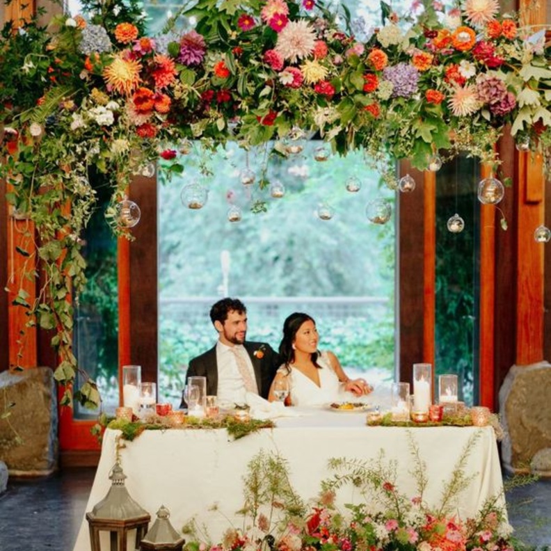 تختلف زينة هذه الطاولات باختلاف طابع الحفل