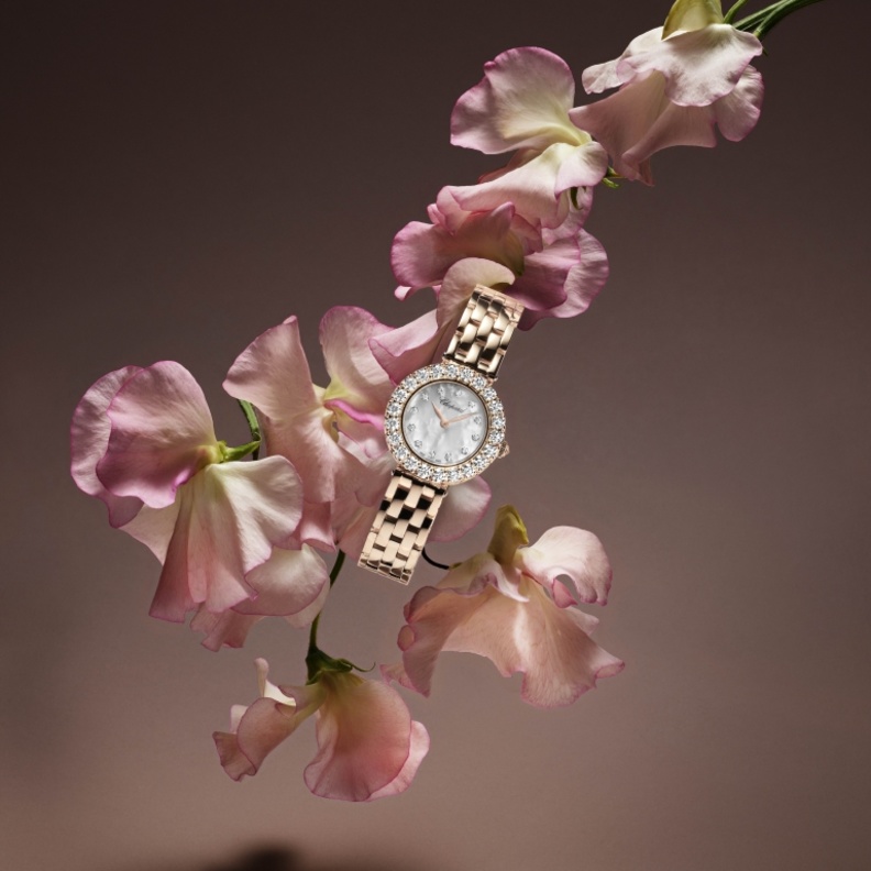 تصاميم ساعات نسائية فخمة 2022 تجسد الأناقة والبراعة الفنية