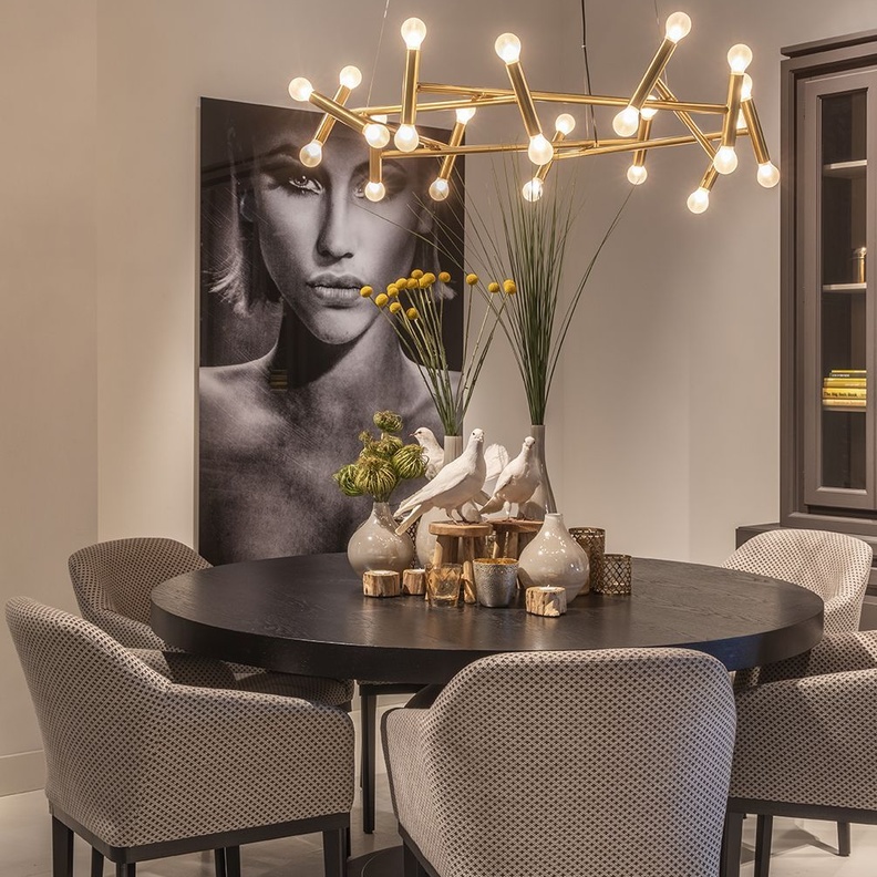 تصميم جهاز إنارة باللون الذهبي بمختلف الاتجاهات