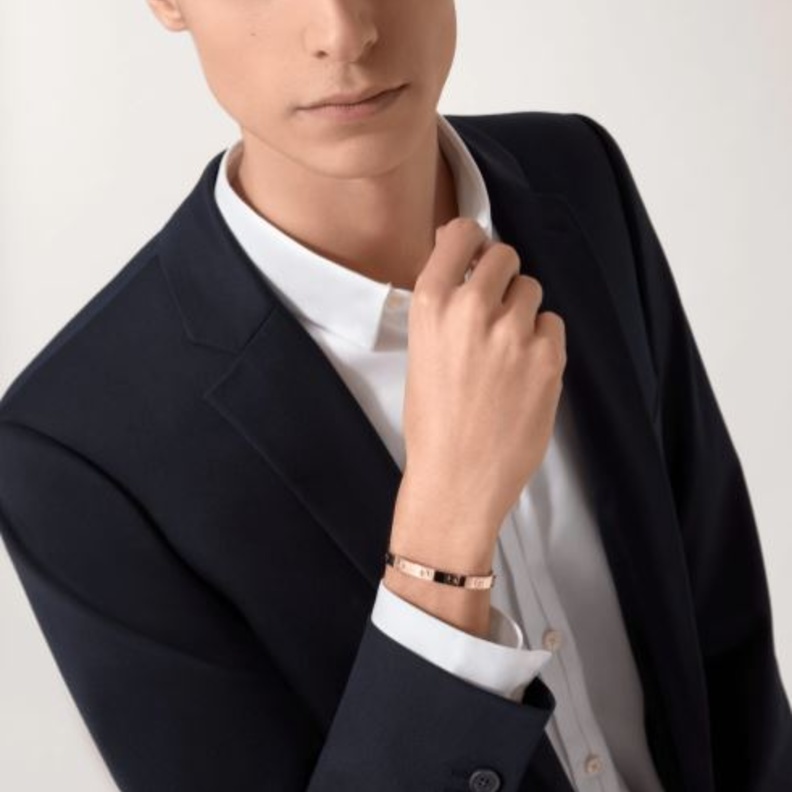 تصميم سوار Love يناسب الرجال والنساء