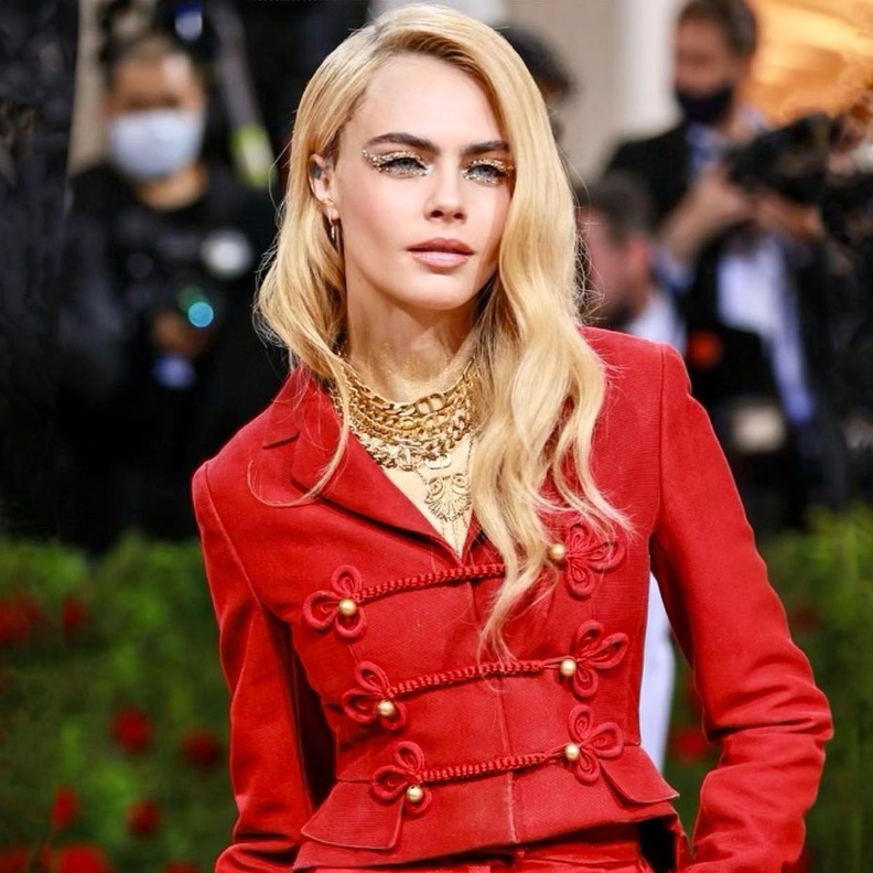 تطبيق مكياج سهرات ذهبي لصيف 2022 مستوحى من إطلالات كارا ديليفين