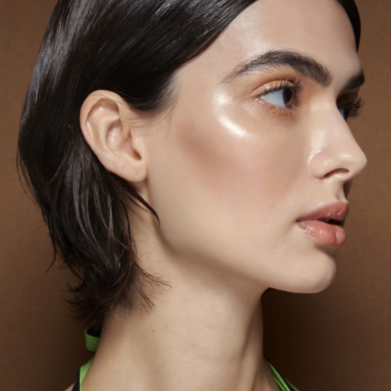 تكبير الخدود بالبلاشر اللماع من دار Victoria &Tomas