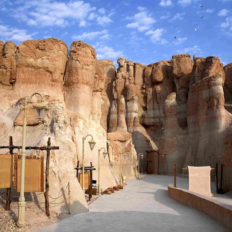 جبل القارة تجربة ساحرة لعشاق المغامرة في الأحساء