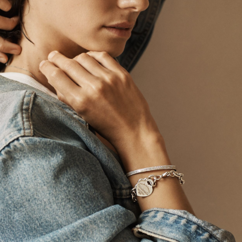 حقق سوار Heart Tag Charm Bracelet نجاحاً باهراً على مر السنوات