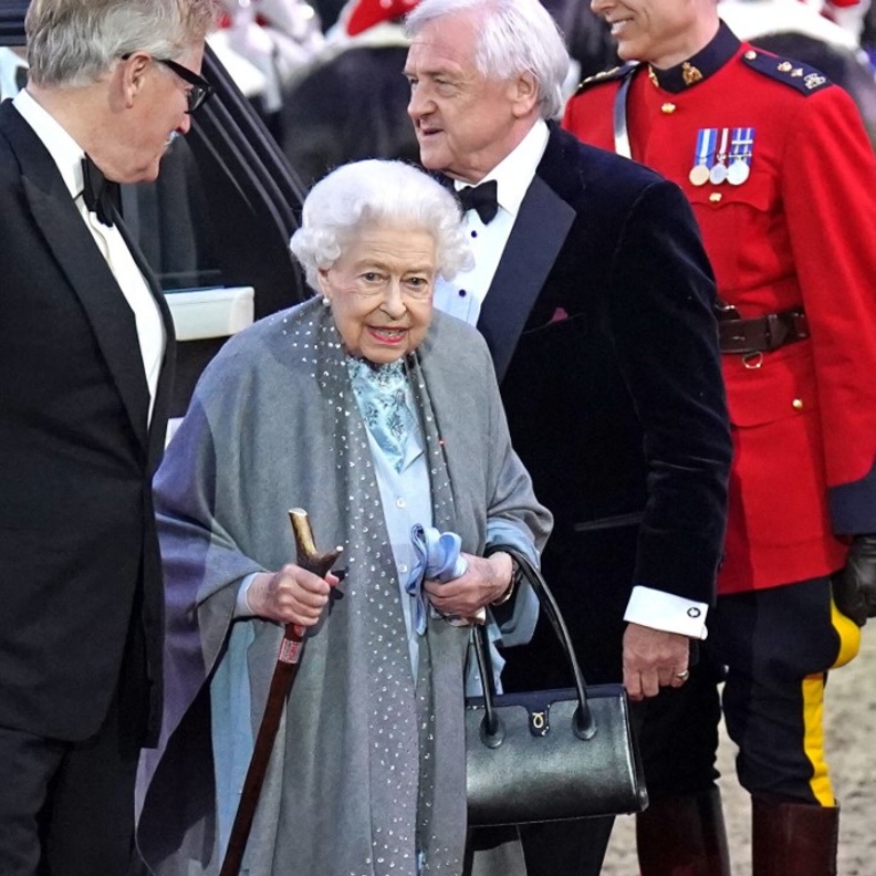 حملت حقيبة يدها السوداء المفضلة مع حذائها الأسود المفضّل أيضاً