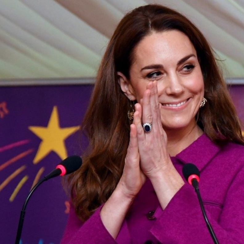 خاتم خطوبة كيت ميدلتون المرصع بحجر من الياقوت الأزرق