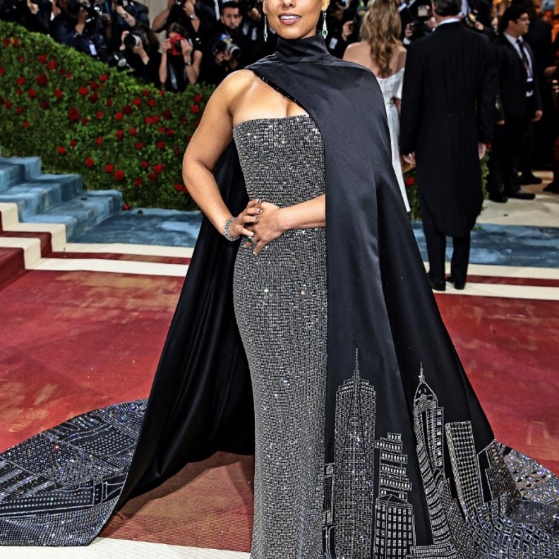 خطفت إطلالة أليسيا كيز Alicia Keys الأنظار في حفلMet Gala  2022 بتصميم ساحر من توقيع دار رالف لورين
