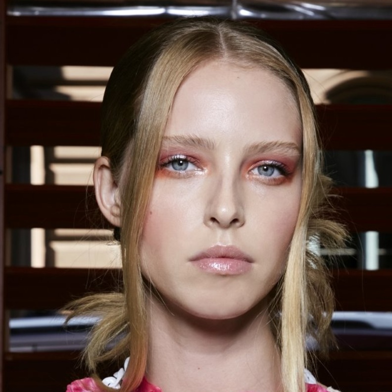 أجمل رسمات مكياج مرجانية لإطلالة مشرقة في صيف 2022