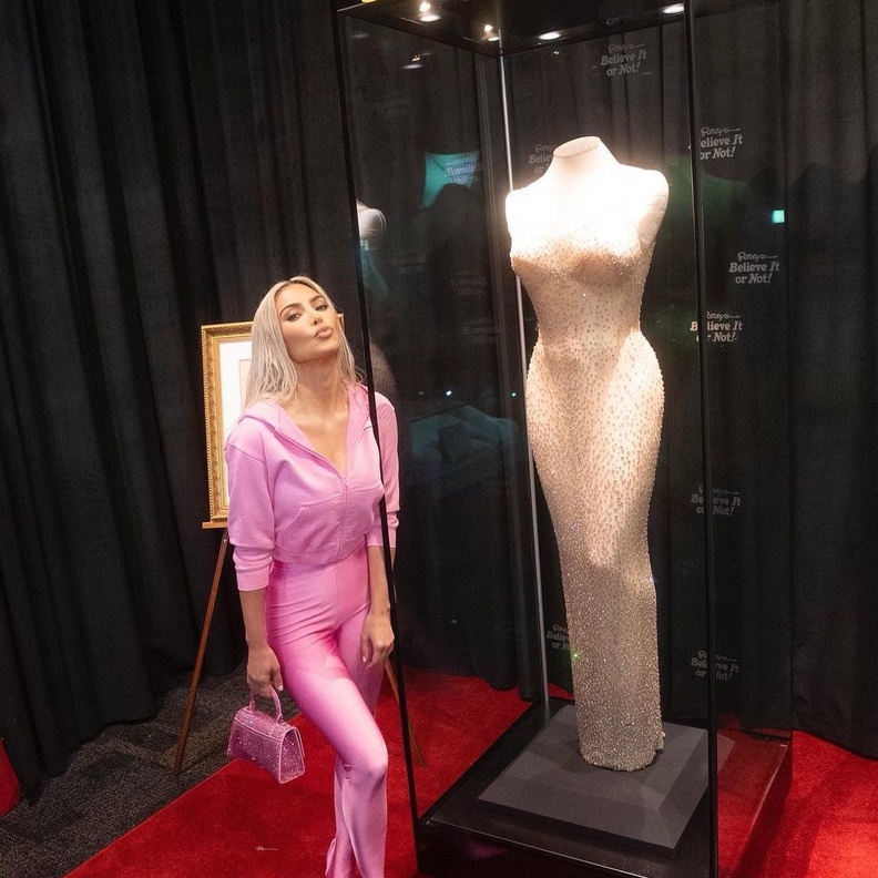 زارت كيم معرض Ripley's Believe It or Not في هوليوود حيث ألقت نظرة على فستان مارلين مونرو