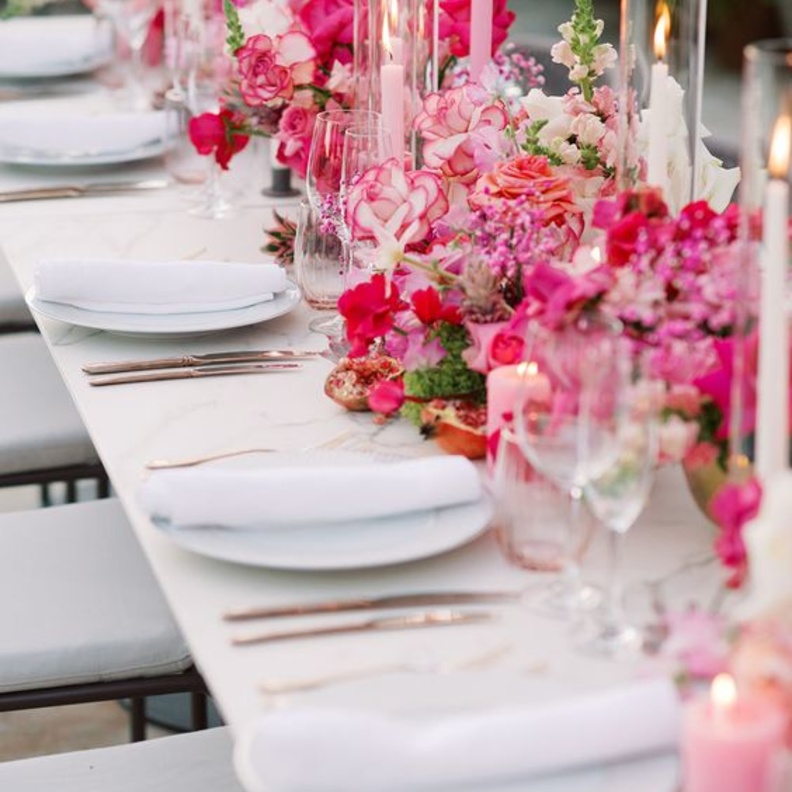 زينة طاولات الزفاف باللونين الزهري والفوشيا 