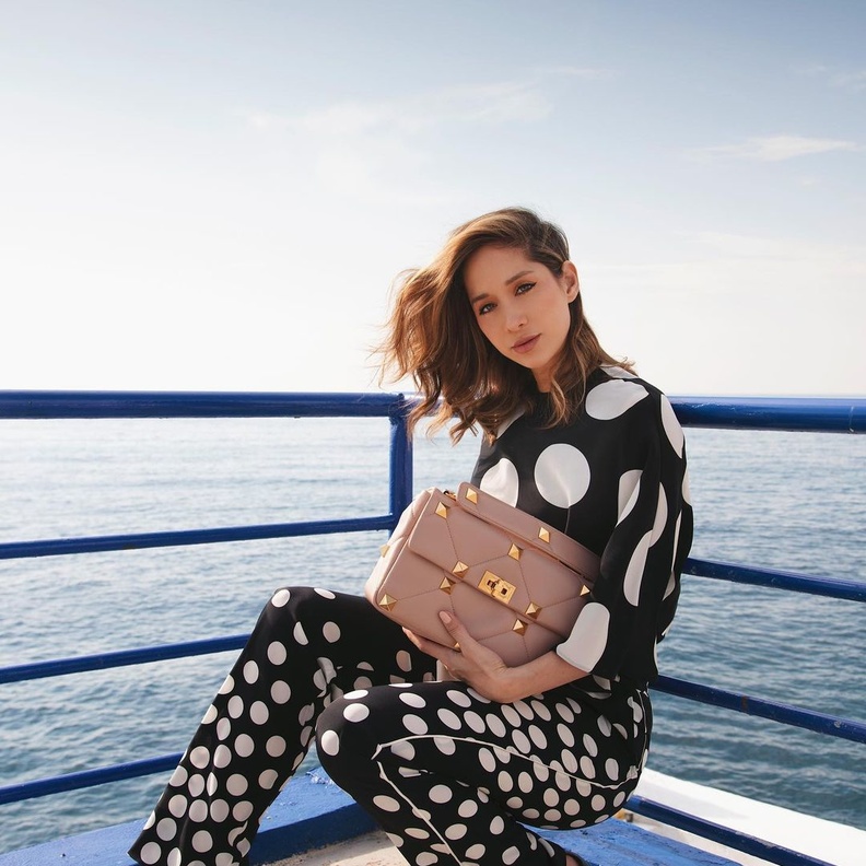 زيّنت طبعة البولكا دوت إطلالة لانا الساحلي المونوكروم بالكامل مع حقيبة Valentino