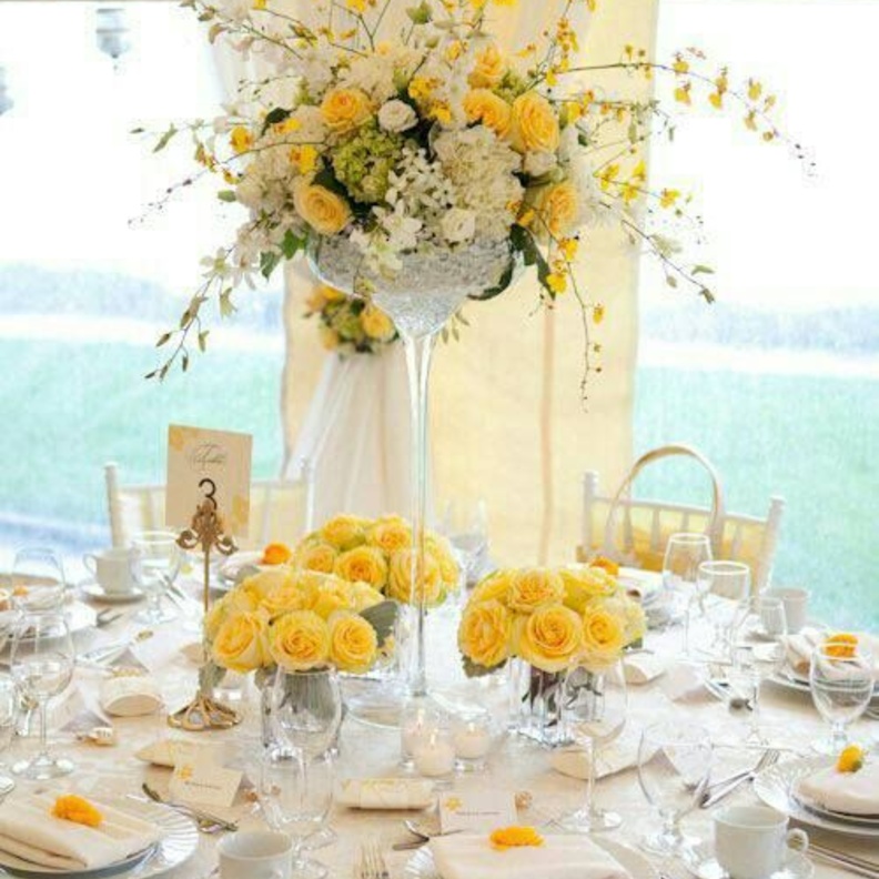 سنتربيسات من الورود باللون الاصفر 