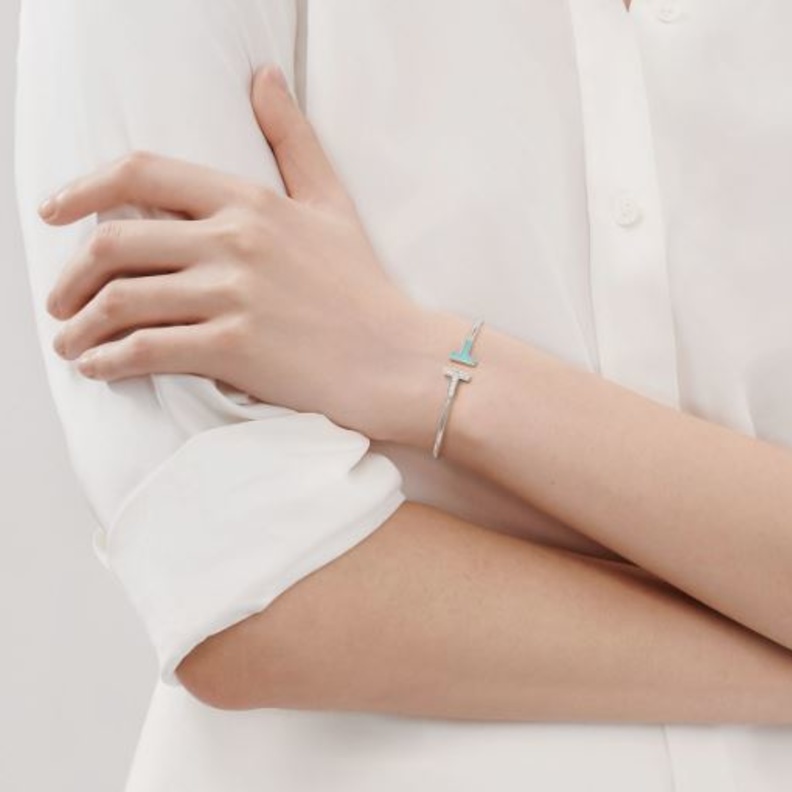 سوار من مجموعة تيفاني تي Tiffany T بالذهب الأبيض