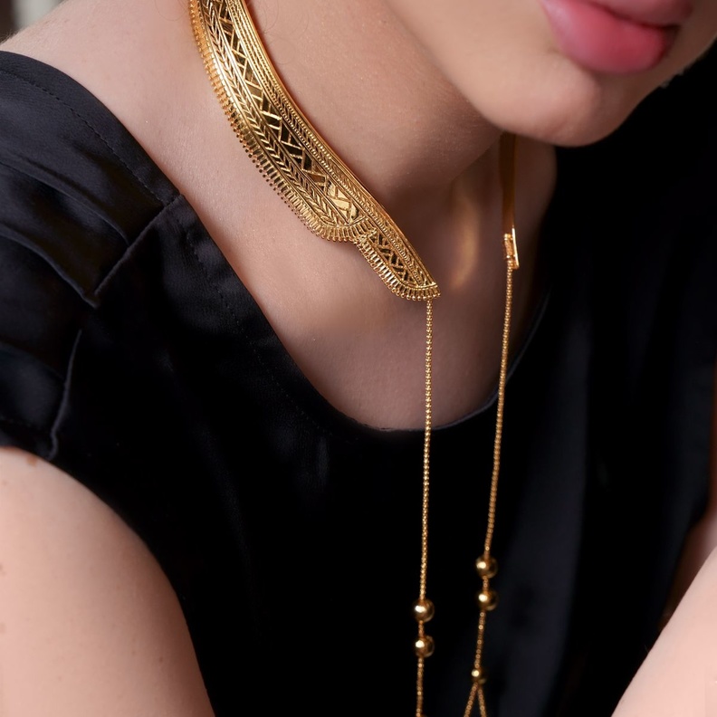 عقد شوكر ذهب بوحي من تصميم البشت من علامة SAJAS