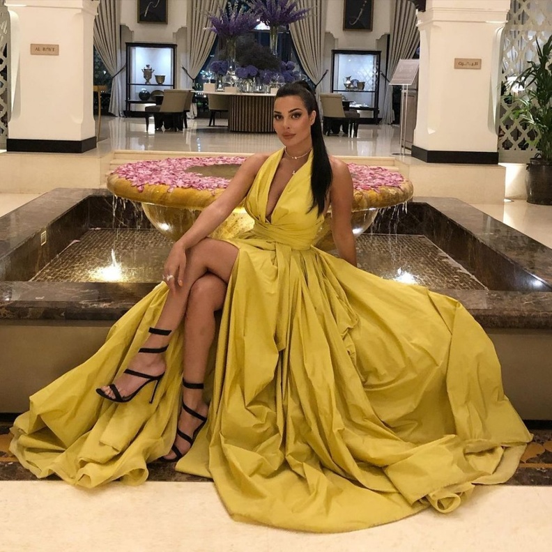 فساتين خطوبة باللون الاصفر انستقرام@nadine.nassib.njeim