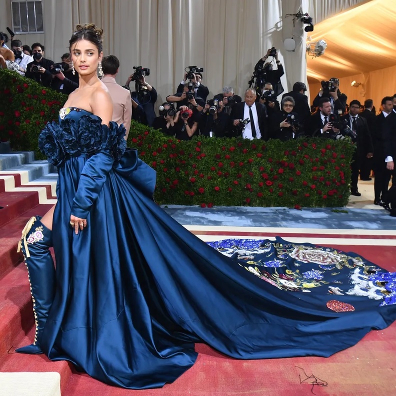 فساتين خطوبة داكنة انستقرام@Taylor_ Hill