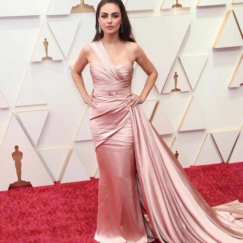 فساتين خطوبة فاتحة@MilaKunis