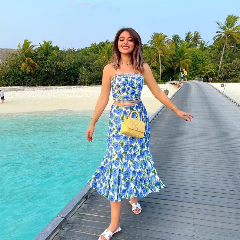 فستان بطبعات موردة