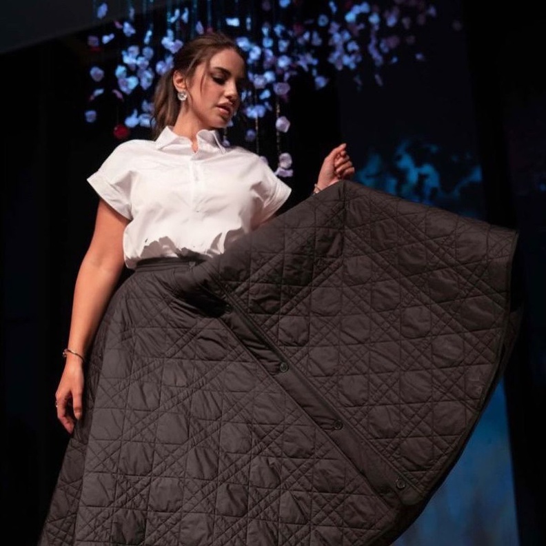 في إطلالة تجمع بين الكلاسيكية والعصرية اختارت من ديور التنورة السوداء مع القميص الابيض