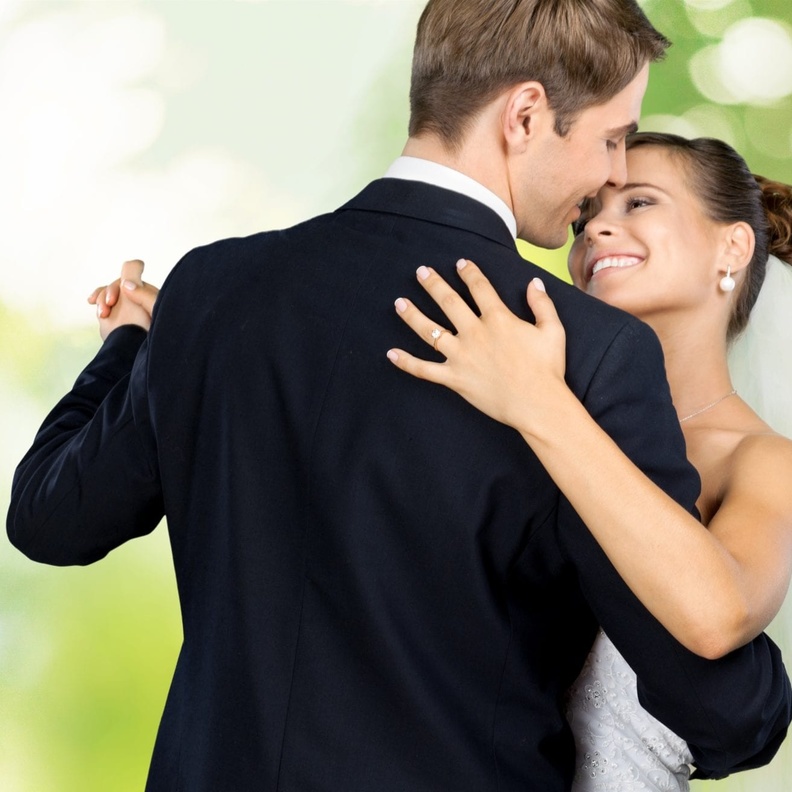 قومي باختيار الاغاني التي تفضلينها انت وعريسك