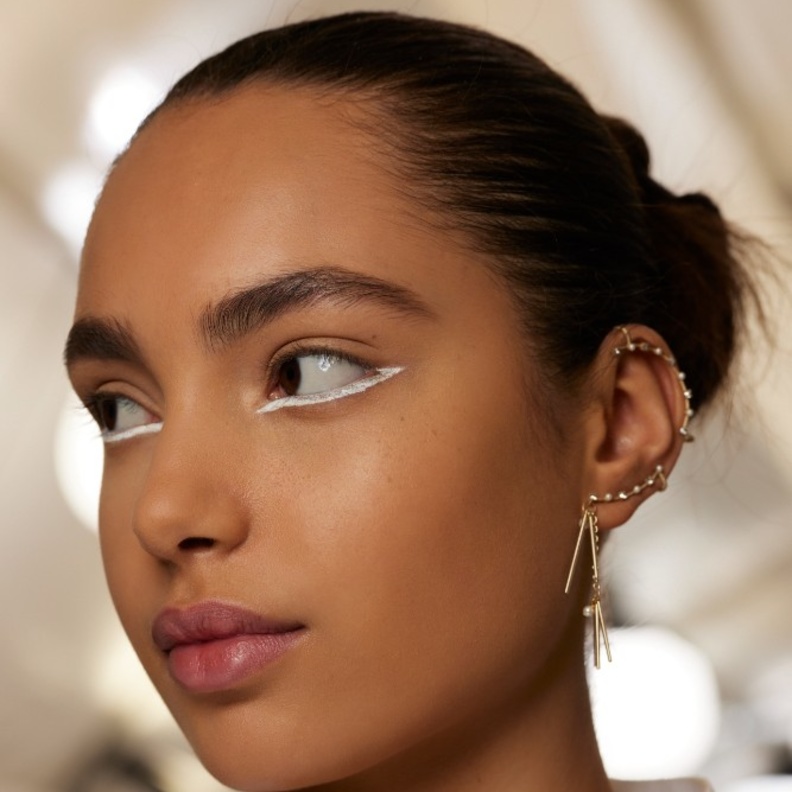 طريقة تطبيق الكحل الابيض مع المكياج الترابي لإطلالة عصرية في المناسبات