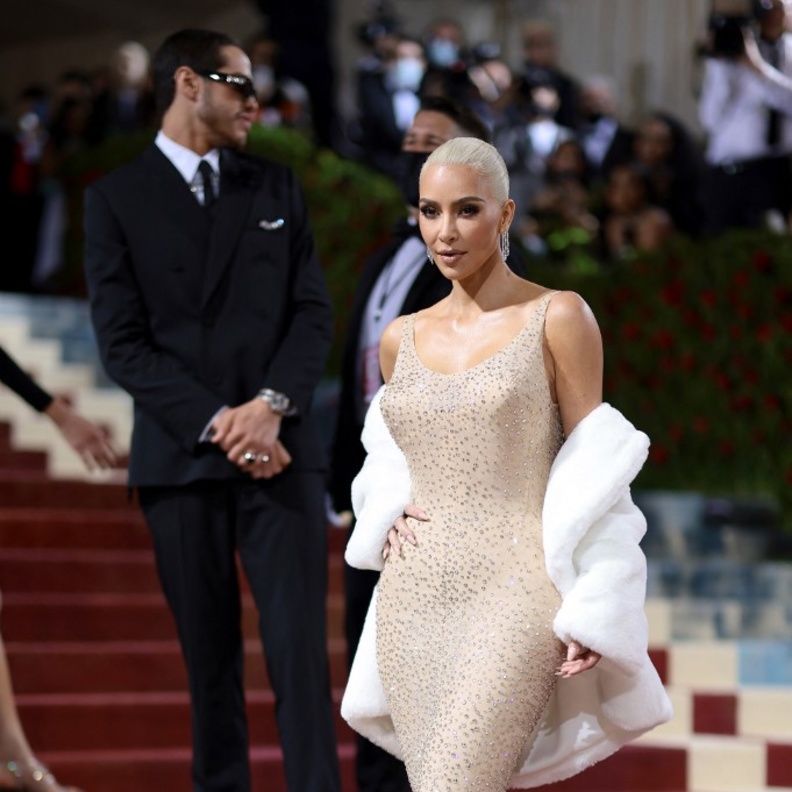 كيم كارداشيان بفستان مارلين مونورو الأيقوني