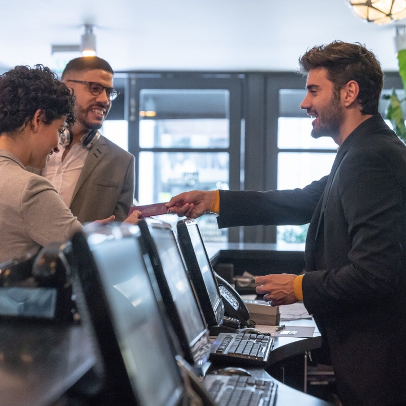 كيفية التعامل مع موظفي الفنادق السياحية أثناء السفر