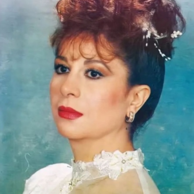 أحمد الفيشاوي ينشر صورة لوالدته من مرحلة شبابها