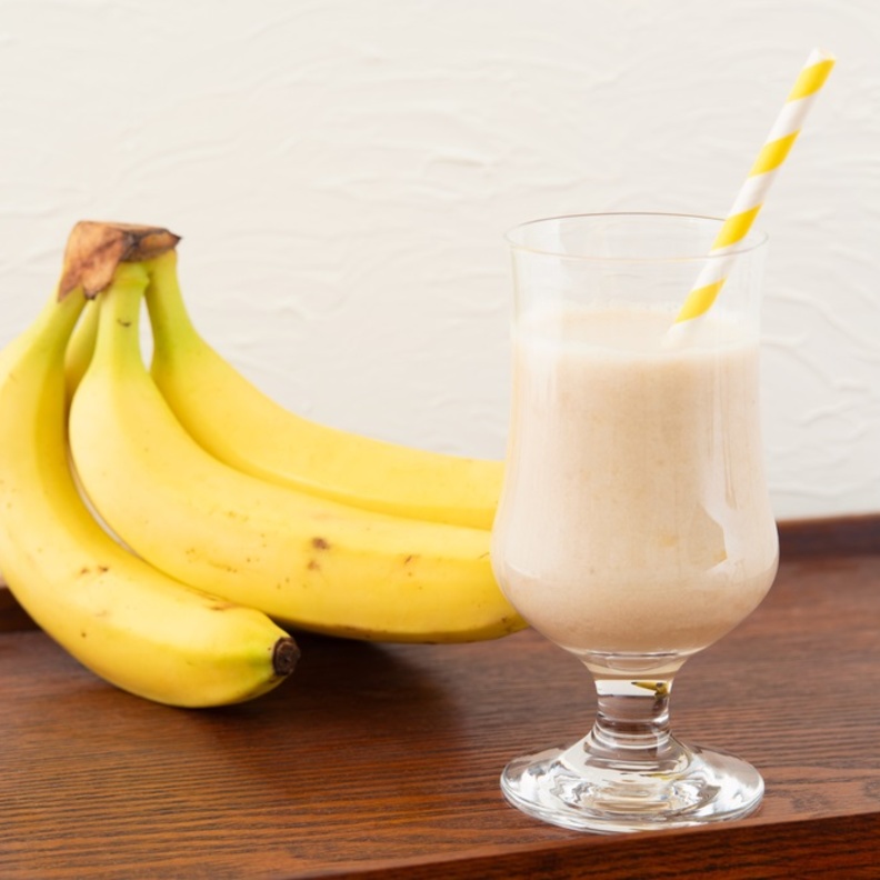 ما هي فوائد الحليب والموز قبل النوم