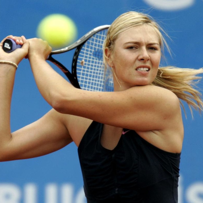 ماريا شارابوفا ترتدي سوار تنس خلال إحدى المباريات