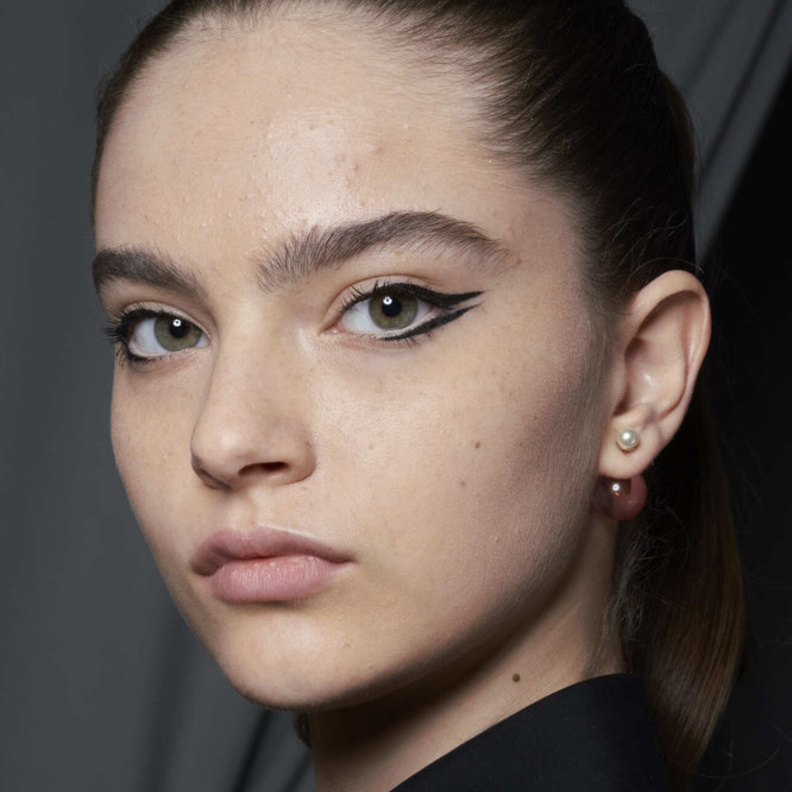 تطبيق رسمات آيلاينر مجنحة للعيون اللوزية في صيف 2022