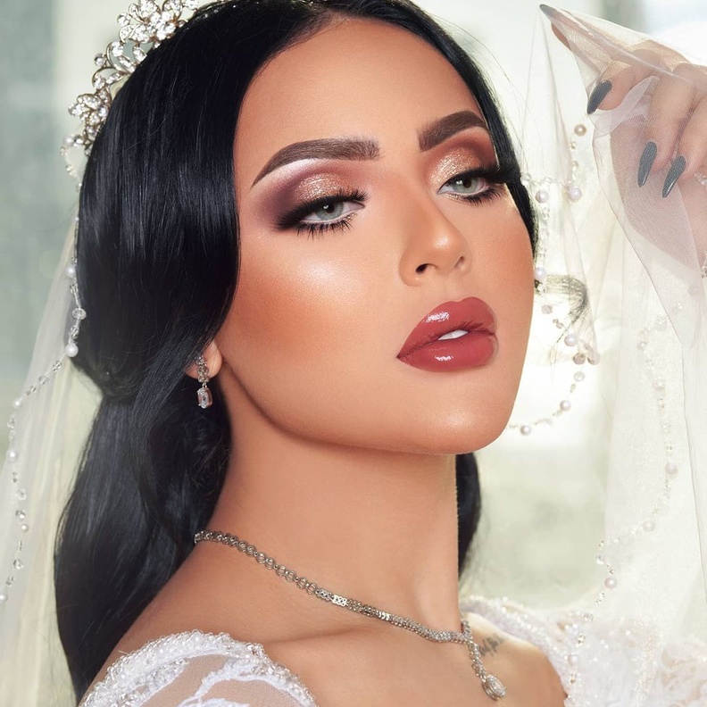 مكياج صيفي ناعم بلوني الذهبي البراق والزهري لعروس صيف 2022